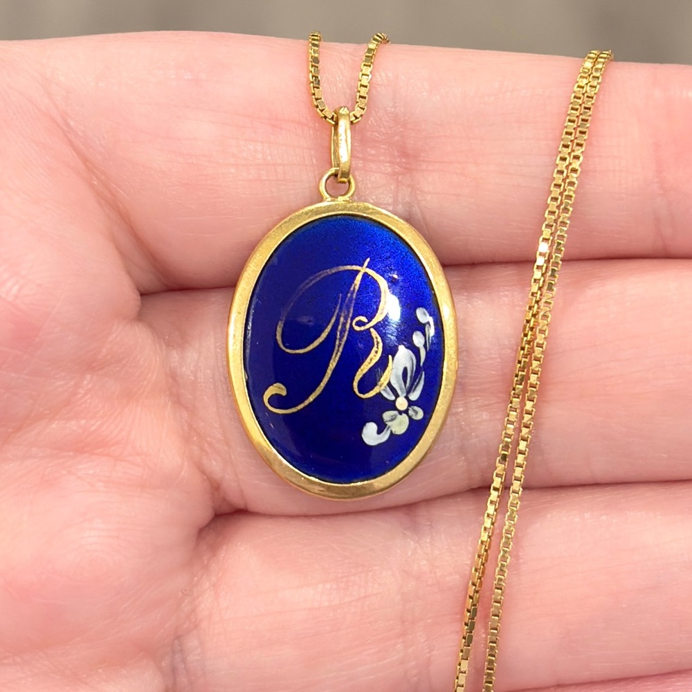 Vintage 18K R Monogram Pendant, Antique Dark Blue Enamel, Gold Floral - Picture 5 of 17